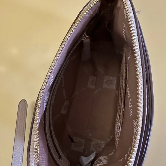 Elegant Gray Crossbody Bag - Picture 9 of 9